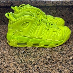 Authentic neon, Nike up-tempo size 6Y
